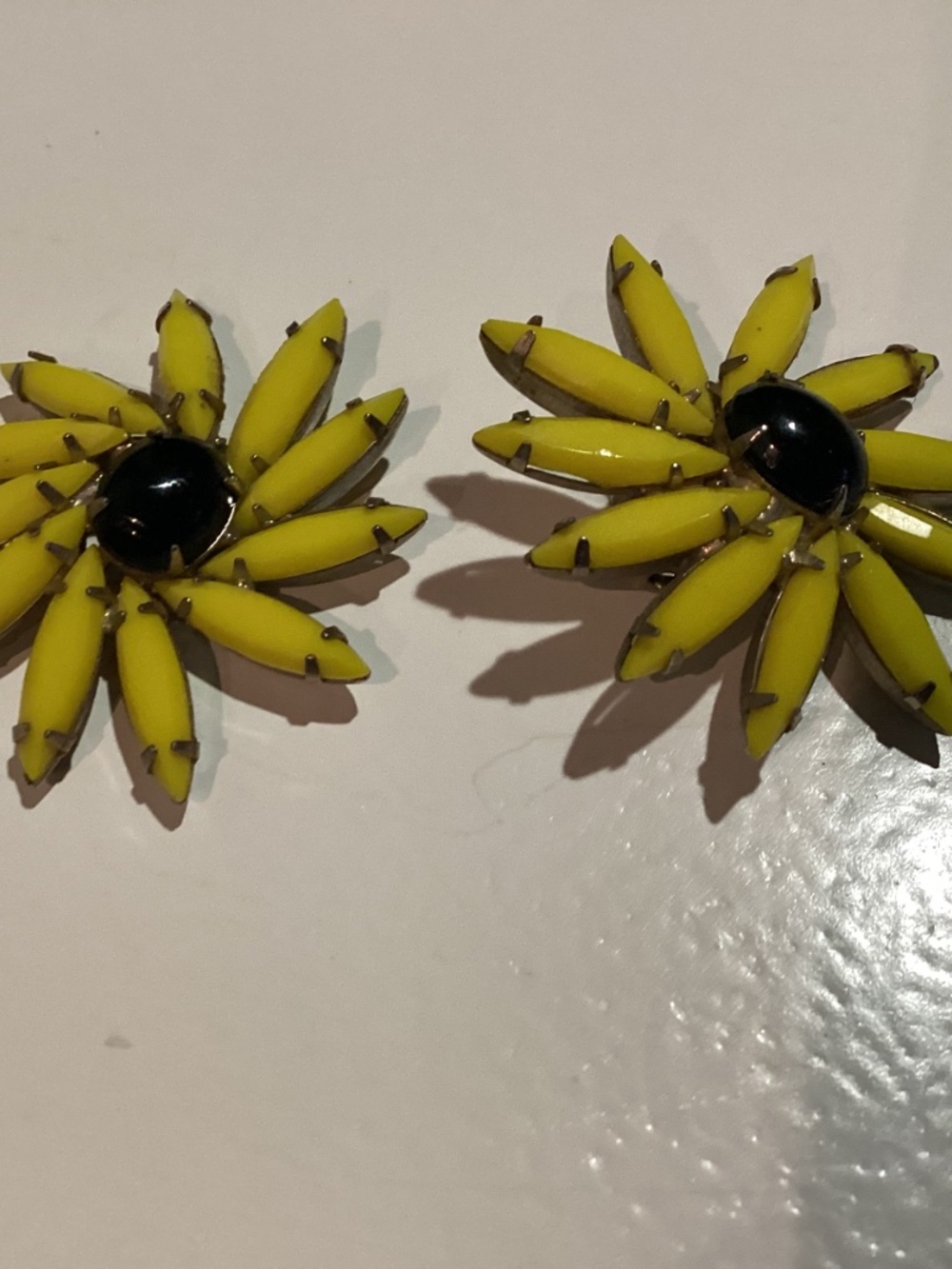 WEISS VINTAGE RARE RARE FLOWER EARRINGS. DAISY 🌼 STYLE MOMS COLLECTION - Picture 9 of 9
